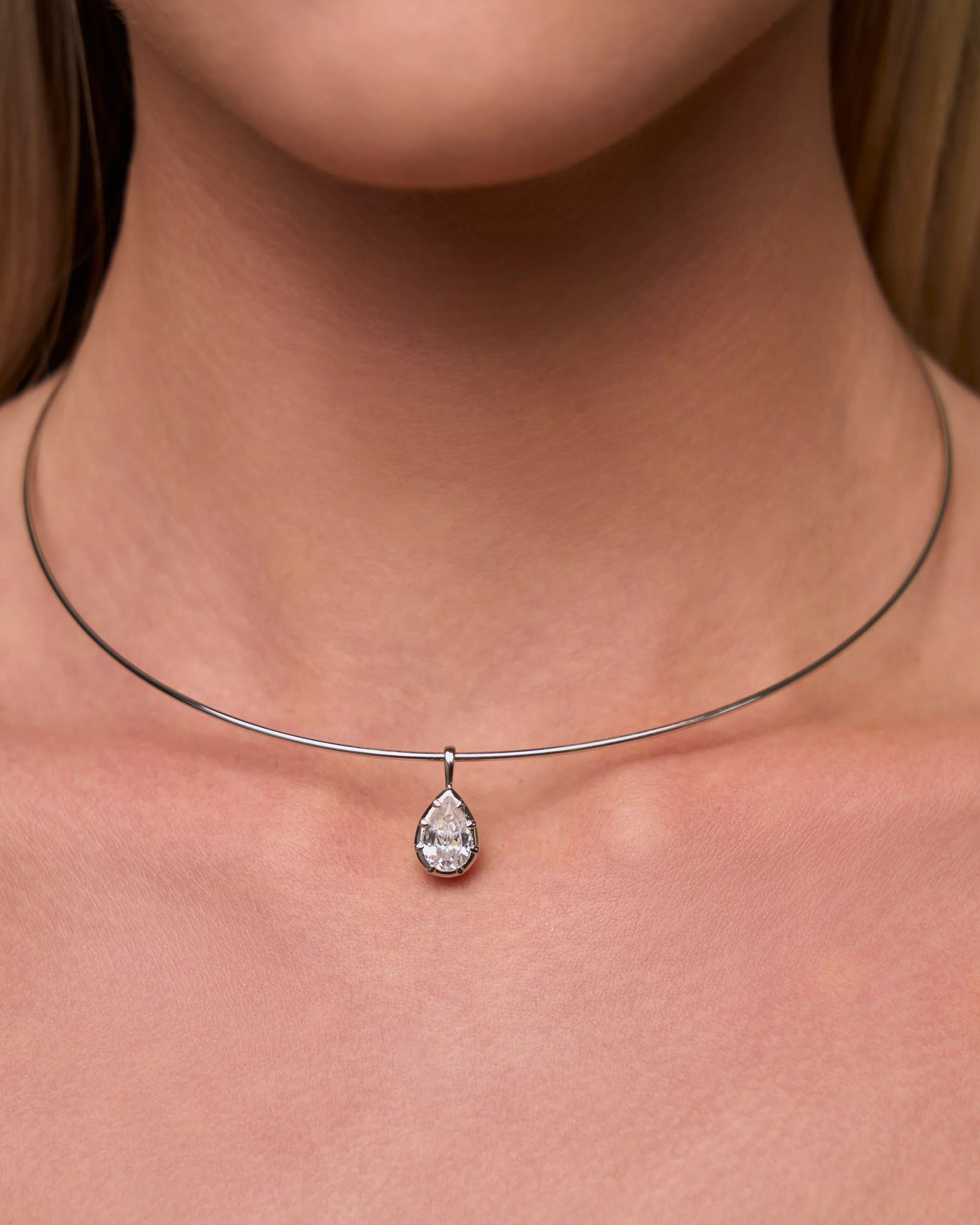  silver collar necklace wit pear pendant 