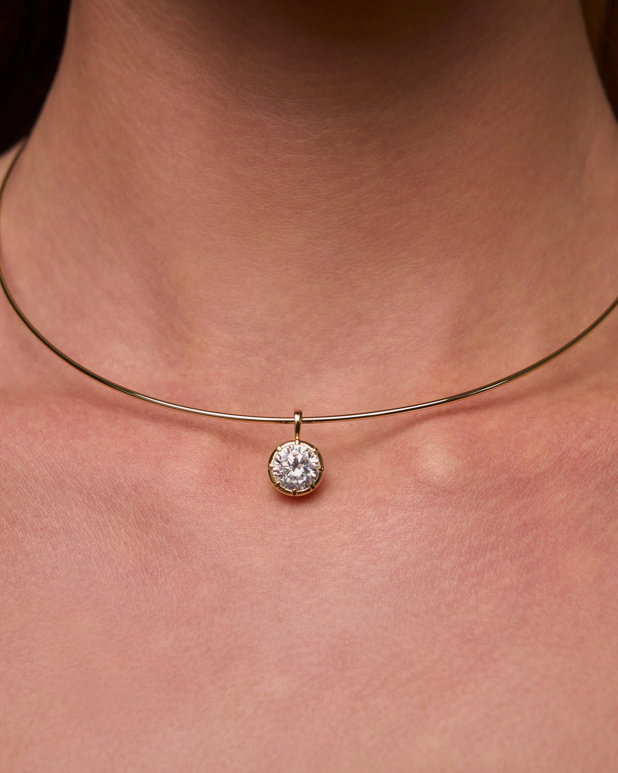 gold collar necklace with drop pendant 