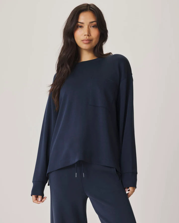 long sleeve crewneck sweatshirt in navy