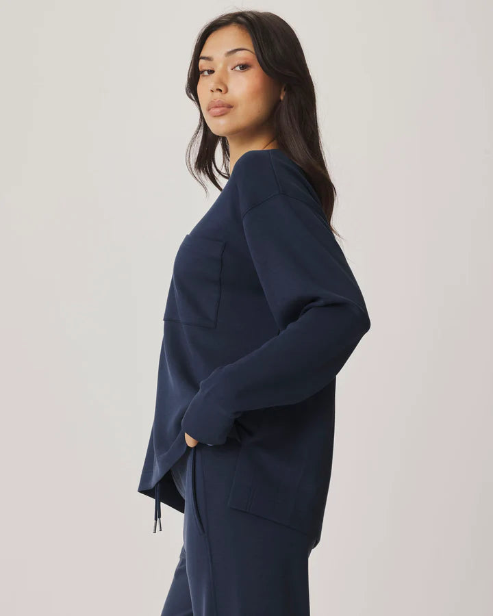 long sleeve crewneck sweatshirt in navy