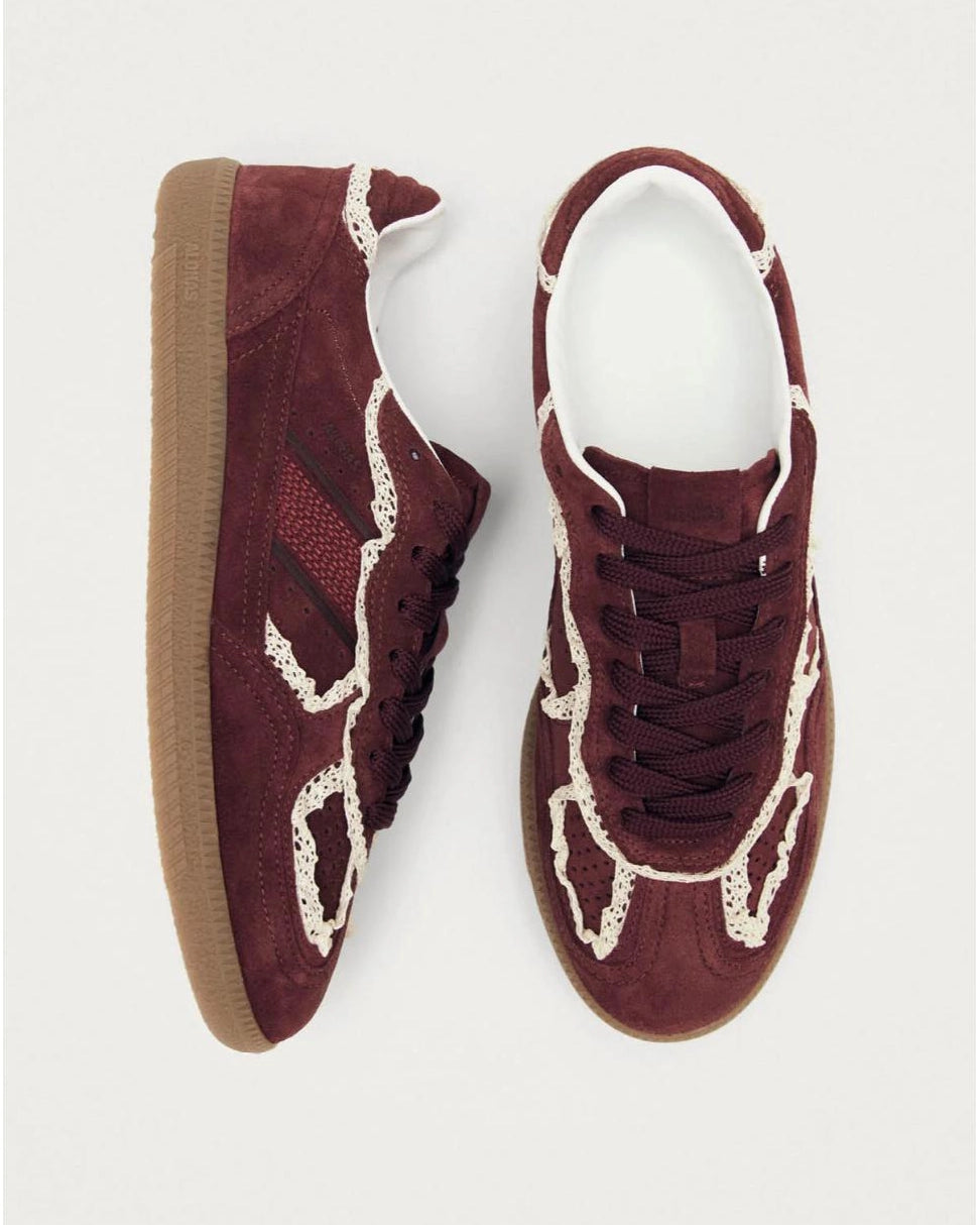 Maroon sneakers with crochet lace in white and rubber soles