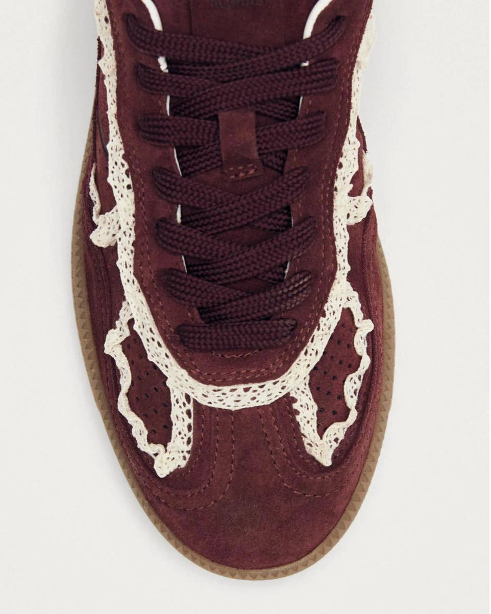 Maroon sneakers with crochet lace in white and rubber soles