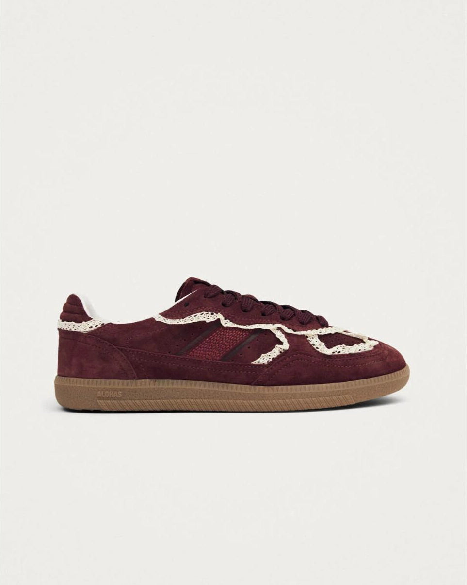 Maroon sneakers with crochet lace in white and rubber soles