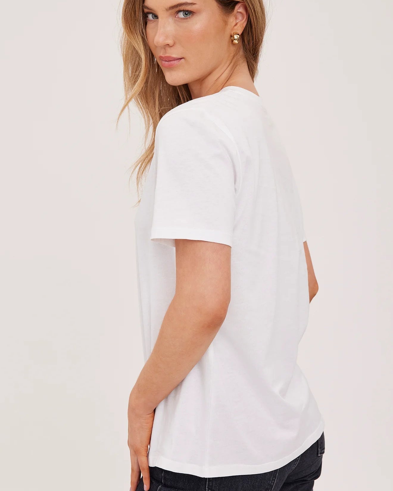 white short sleeve t-shirt