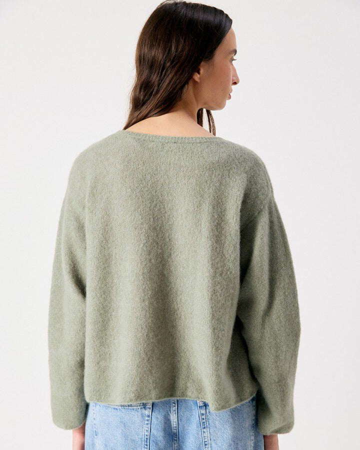 long sleeve round neck sweater in green